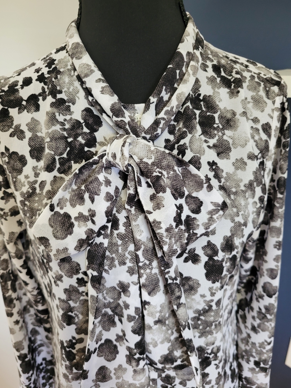 🍂 Michael Kors Black & White Floral Tie-Neck Blouse, Size XS, Like New